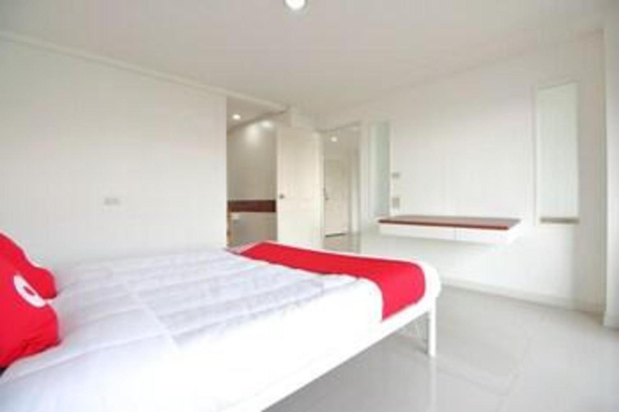 Super Oyo 498 Ladawan Villa Bangkok Exteriör bild