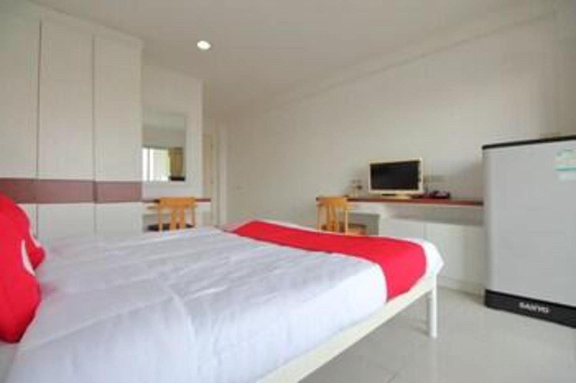 Super Oyo 498 Ladawan Villa Bangkok Exteriör bild