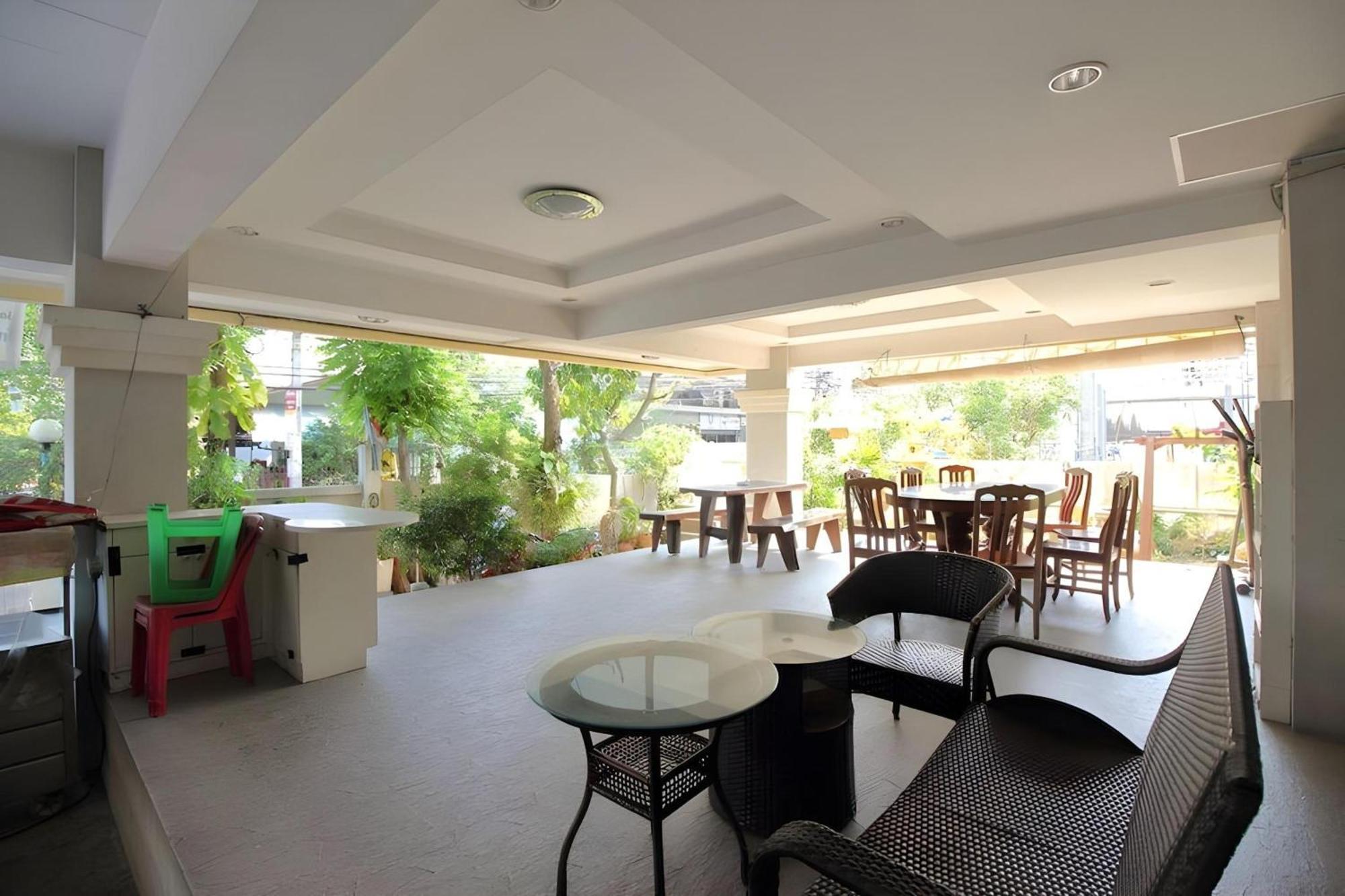 Super Oyo 498 Ladawan Villa Bangkok Exteriör bild